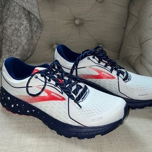 Excellent condition Brooks Adrenaline 21. Hard to find USA. Size 9.5